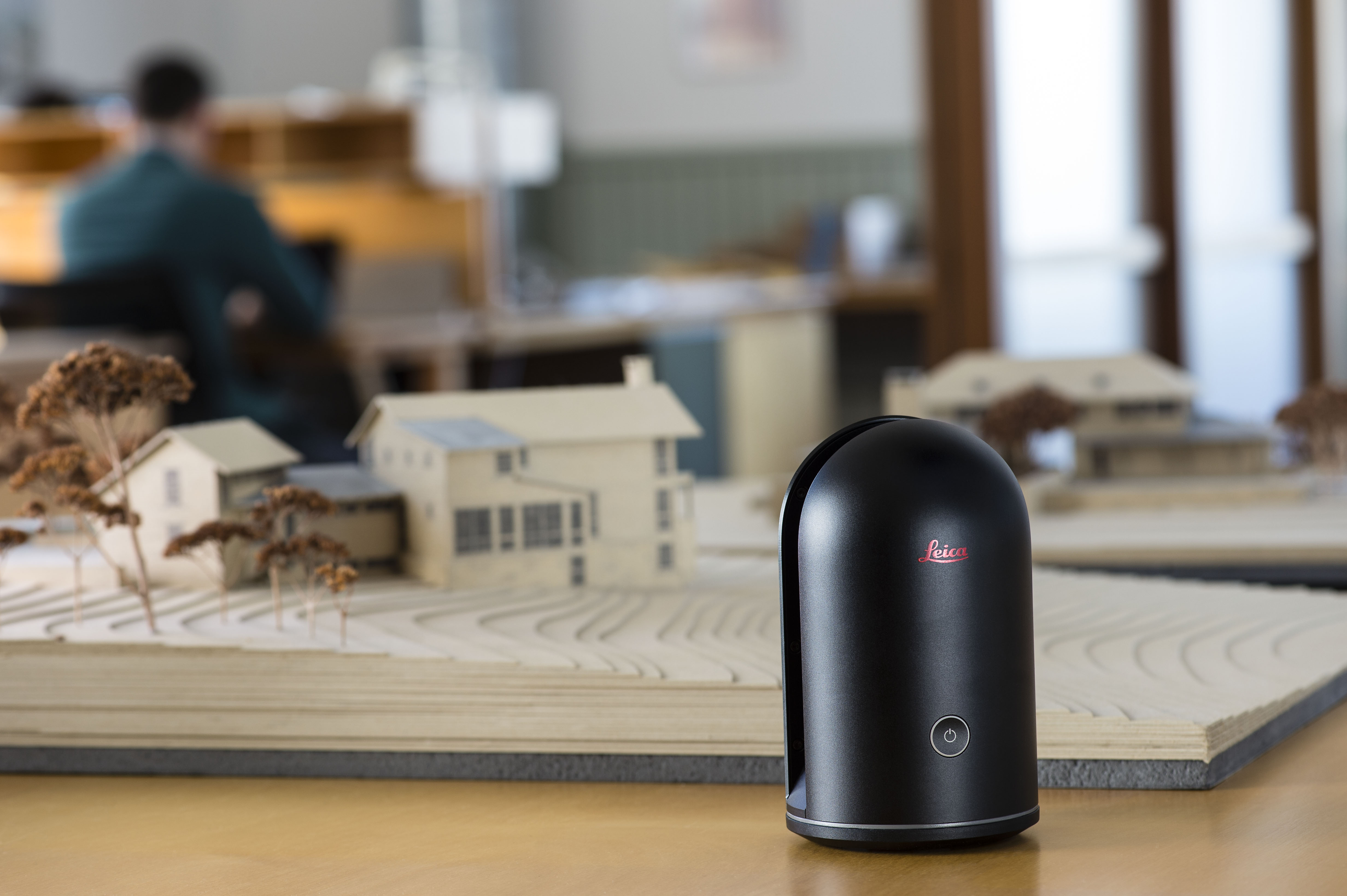 건축 모델 앞의 Leica BLK360