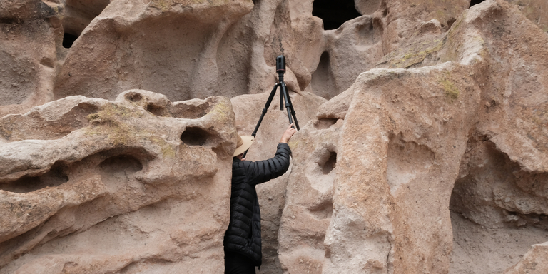 BLK360를 사용하는 Bandelier National Monument 사람