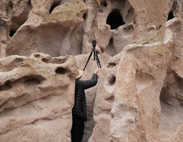 BLK360를 사용하는 Bandelier National Monument 사람