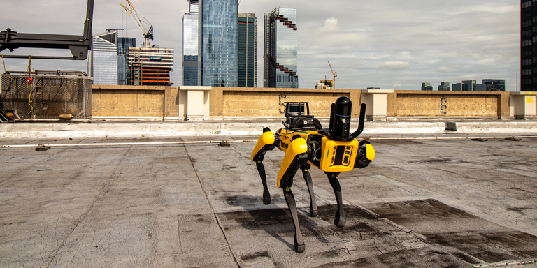 건물 옥상에 있는 BLK ARC 및 Boston Dynamics Spot 개