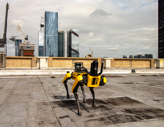 건물 옥상에 있는 BLK ARC 및 Boston Dynamics Spot 개