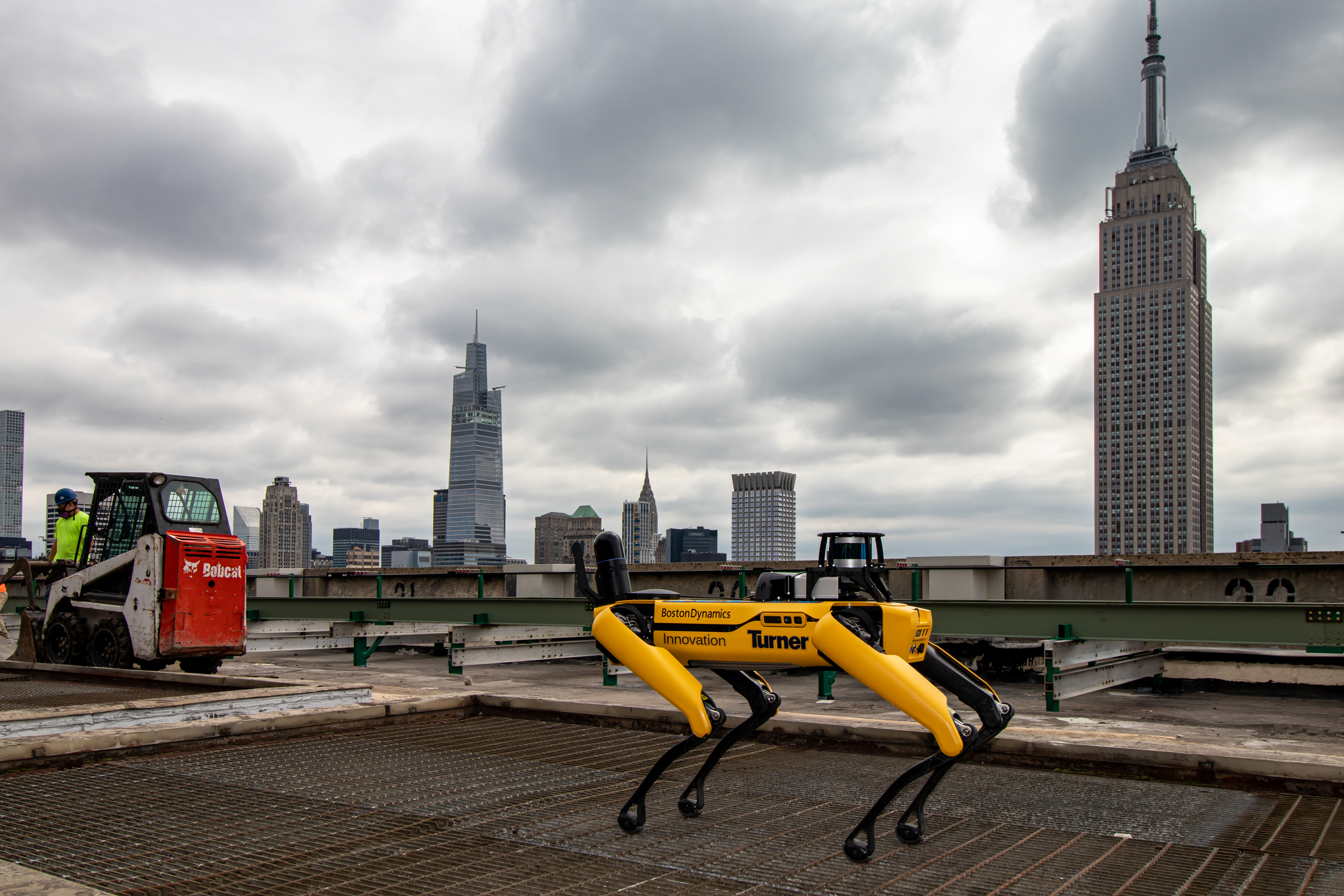 건물 옥상에 있는 BLK ARC 및 Boston Dynamics SPOT 개