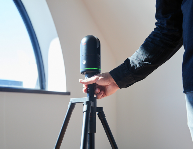 삼각대에 BLK360를 들고 있는 사람