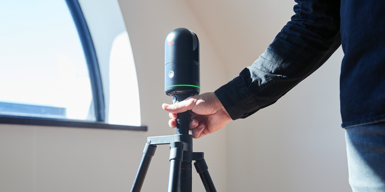 삼각대에 BLK360를 들고 있는 사람