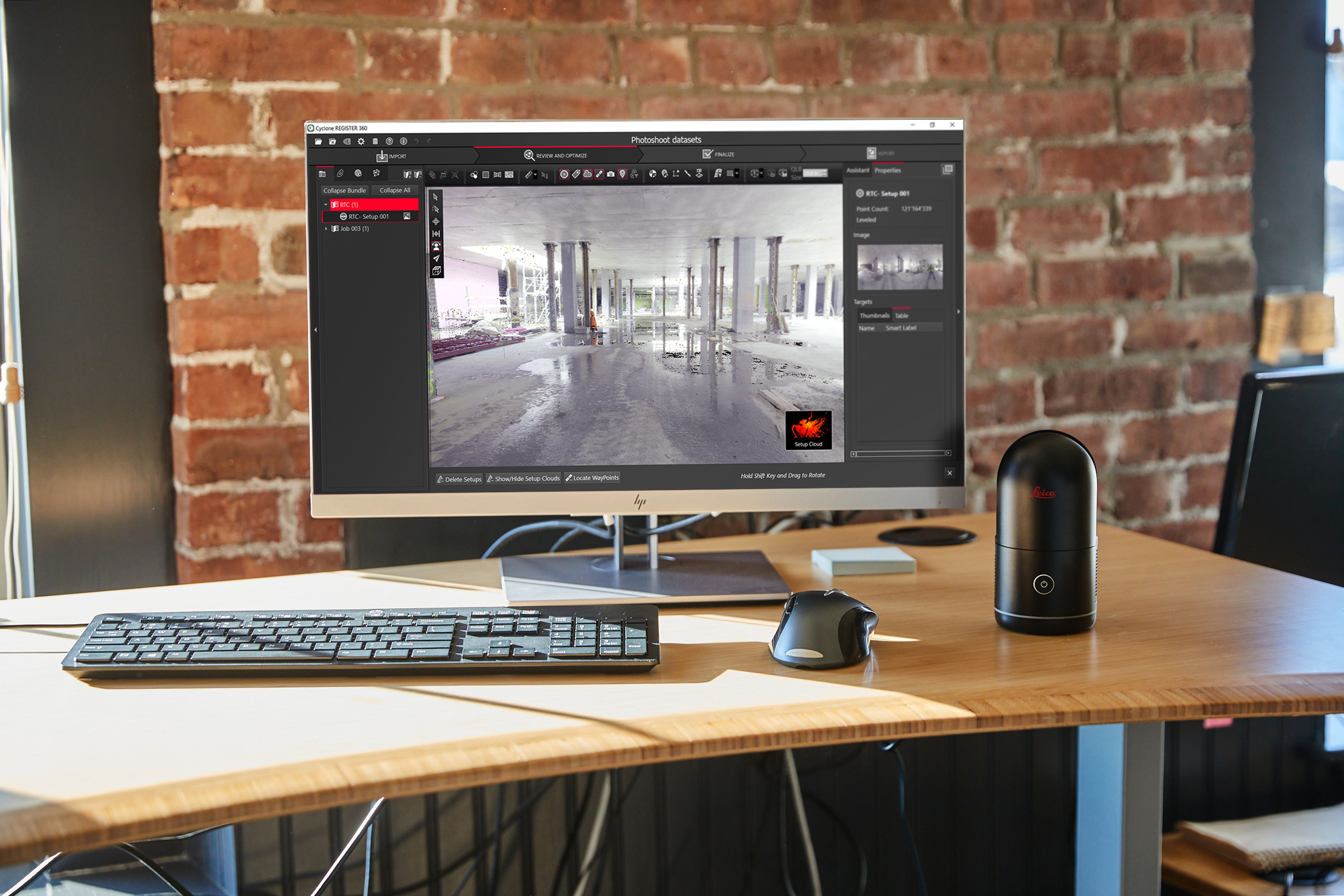 BLK360 스캔을 보여주는 REGISTER 360 소프트웨어가 설치된 컴퓨터 모니터
